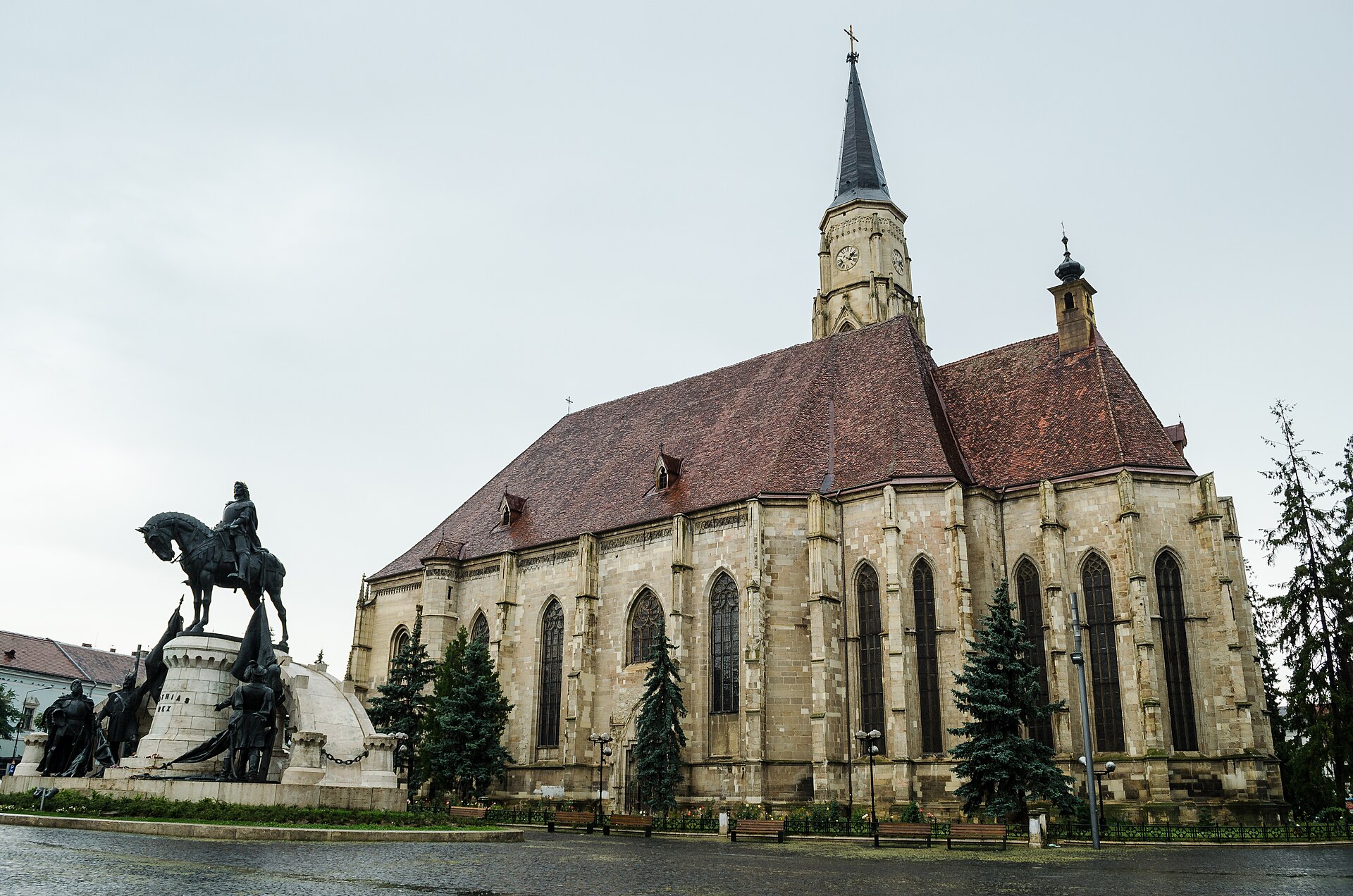 Biserica Sfântul Mihail și statuia lui Matei Corvin din Cluj-Napoca