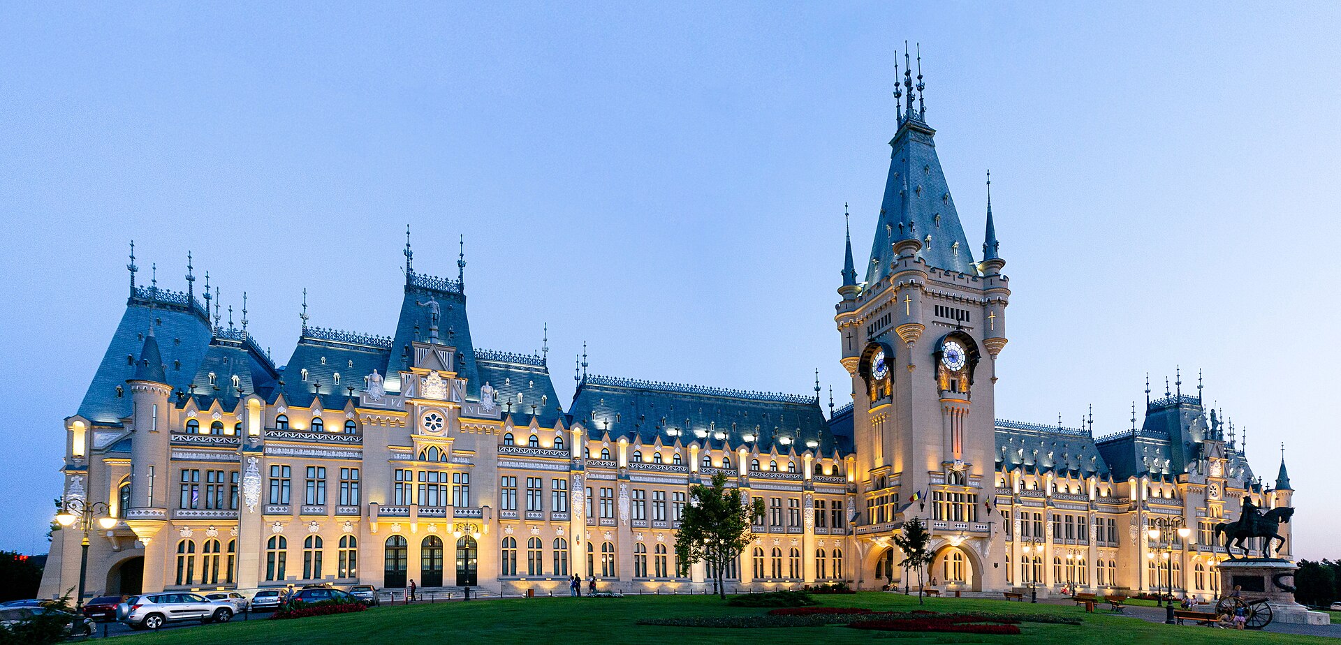 Palatul Culturii din Iași, luminat seara