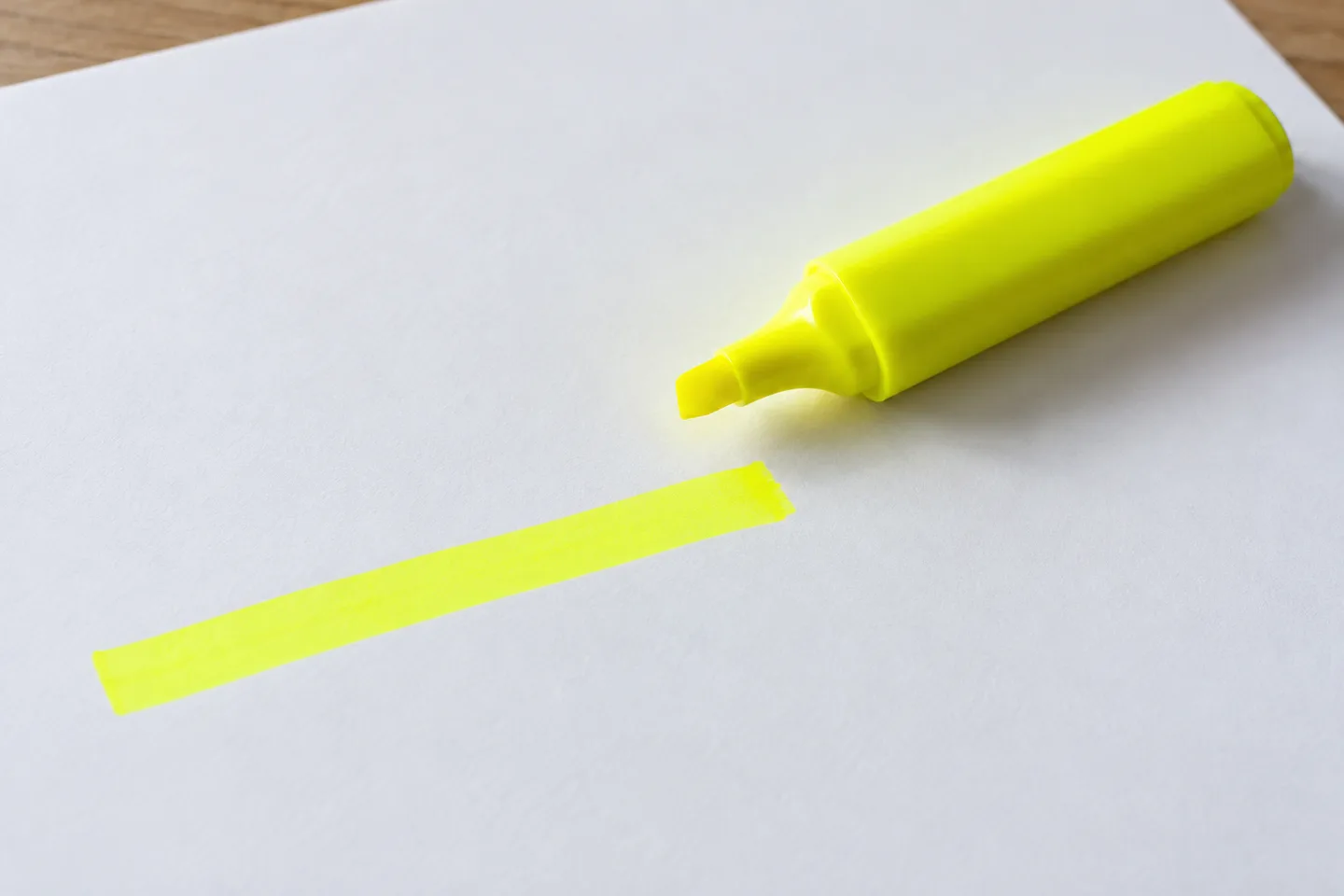 Urmă fluorescentă de marker pe hârtie.